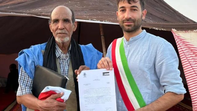 Nella foto allegata l'assessore Madau e il sindaco Shaiba mostrano il patto sottoscritto