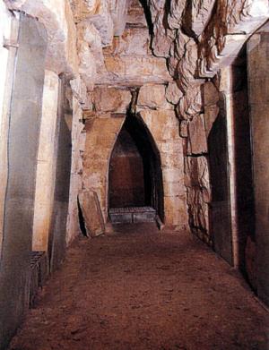 Foto dell'ingresso della tomba della Montagnola